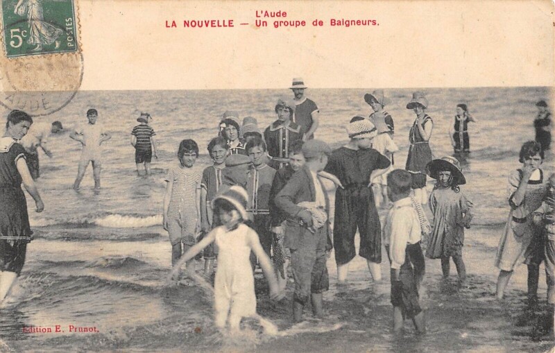 Carte postale ancienne La Nouvelle / Un Groupe De Baigneurs