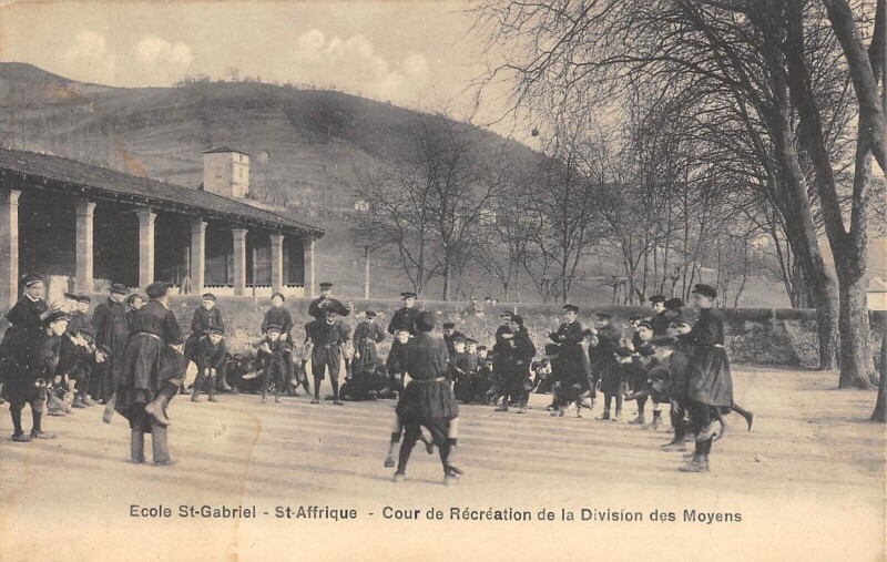 Carte postale ancienne Ecole Saint Gabriel - Saint Affrique - Cour De Recreation De La Division à Saint-Affrique