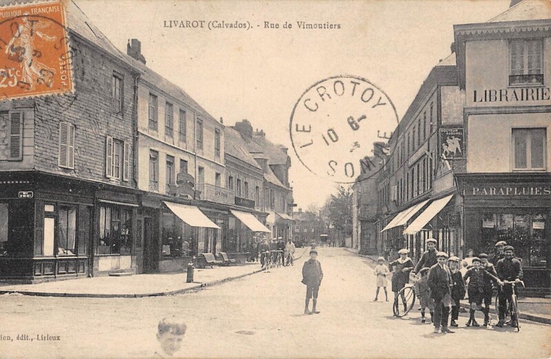 Carte postale ancienne Livarot - Rue De Vimoutiers