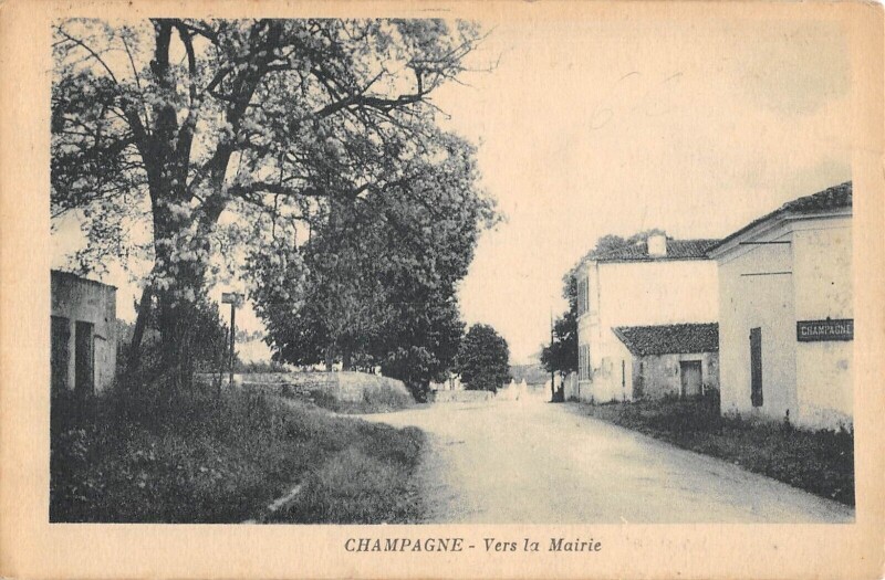 Carte postale ancienne Champagne - Vers La Mairie à Champagne