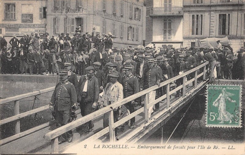 Carte postale ancienne La Rochelle - Embarquement Des Forcats Pour L'Ile De Re à La Rochelle