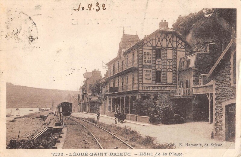 Carte postale ancienne Legue Saint Brieuc - Hotel De La Plage - Train à Saint-Brieuc