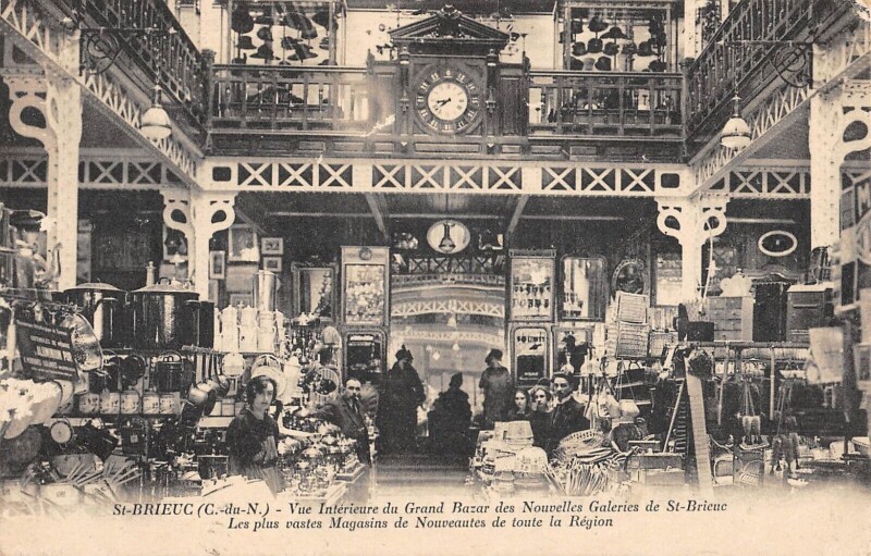 Carte postale ancienne Saint Brieuc - Vue Interieure Du Grand Bazar Des Nouvelles Galeries à Saint-Brieuc