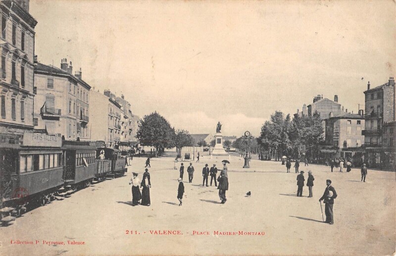 Carte postale ancienne Valence - Place Madier Montjau à Valence