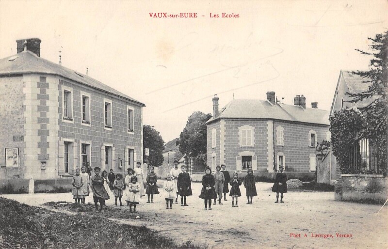 Carte postale ancienne Vaux Sur Eure - Les Ecoles à Vaux-sur-Eure