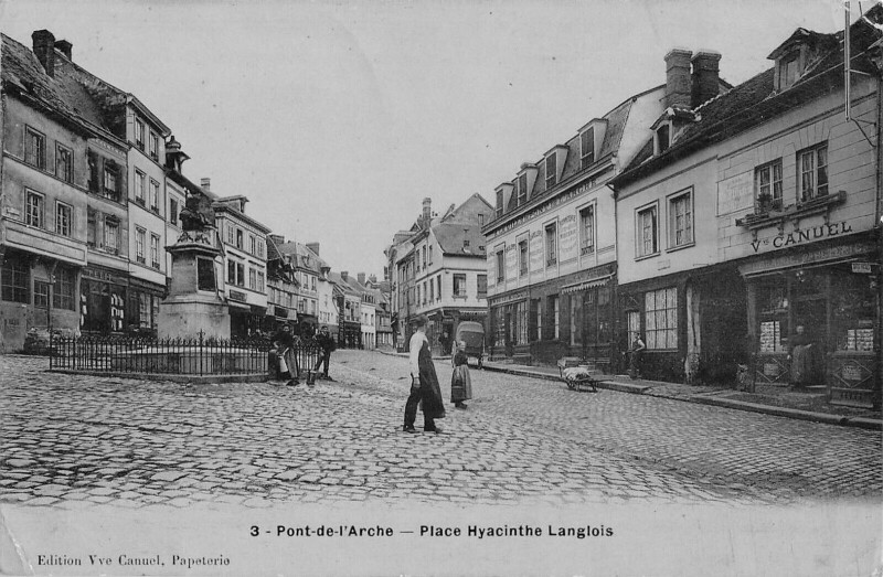 Carte postale ancienne Pont De L'Arche - Place Hyacinthe Langlois - cpa émail à Pont-de-l'Arche