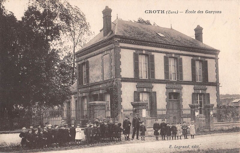 Carte postale ancienne Croth - Ecole De Garcons à Croth