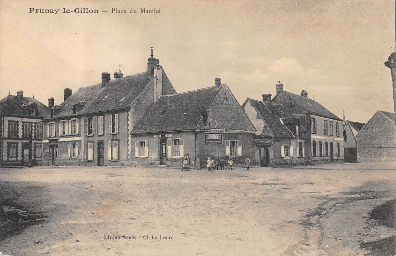 Carte postale ancienne Prunay Le Gillon - Place Du Marche à Prunay-le-Gillon