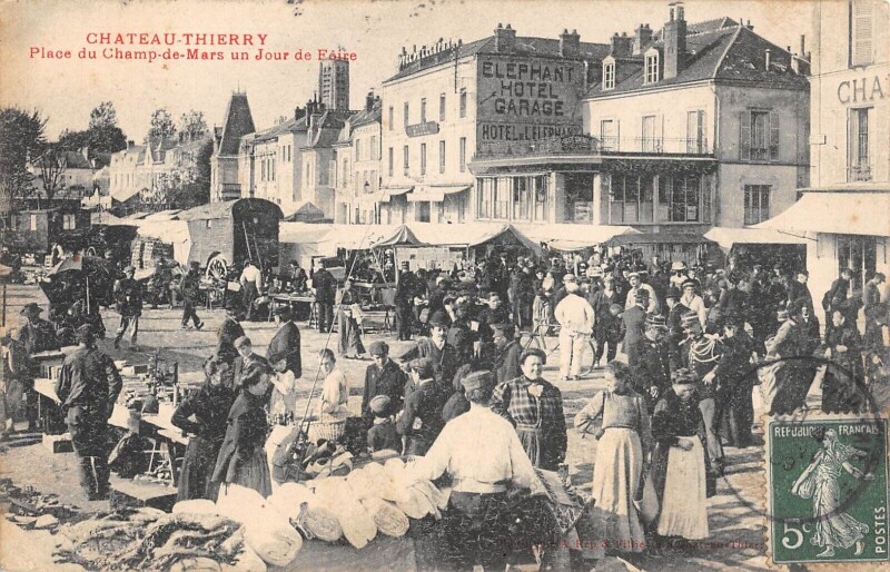 Carte postale ancienne Chateau Thierry - Place Du Champ De Mars Un Jour De Foire