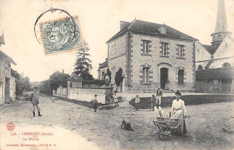Carte postale ancienne Lesmont - La Mairie à Lesmont