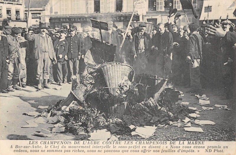 Carte postale ancienne Les Champenois De L'Aube Contre Les Champenois De La Marne A Bar Sur Aube à Bar-sur-Aube