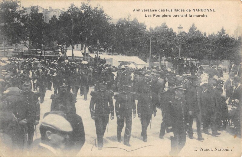 Carte postale ancienne Anniversaire Des Fusillades De Narbonne - Les Pompiers Ouvrant La Marche à Narbonne