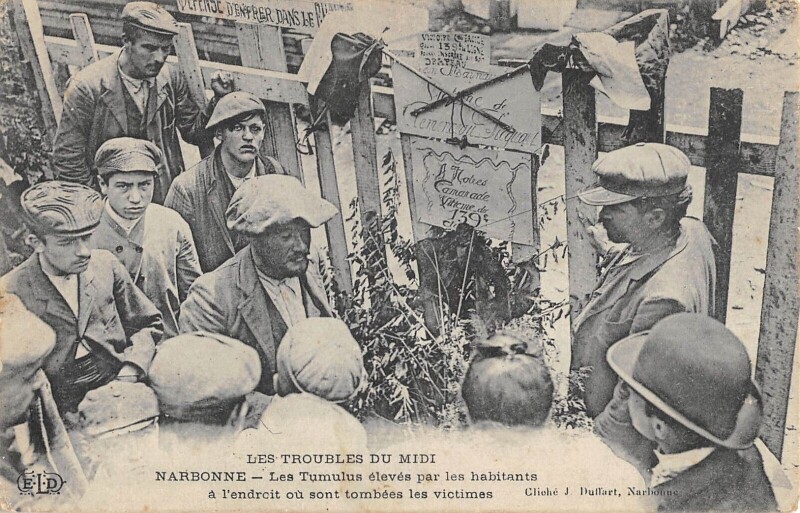 Carte postale ancienne Narbonne - Les Troubles Du Midi - Les Tumulus Eleves Par Les Habitants à Narbonne