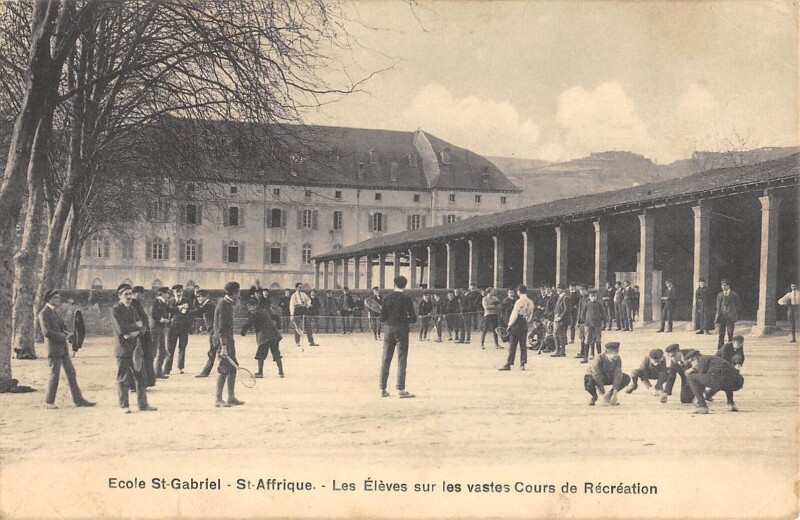 Carte postale ancienne Ecole Saint Gabriel - Saint Affrique - Les Eleves Sur Les Vastes Cours De à Saint-Affrique