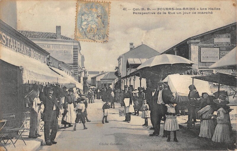 Carte postale ancienne Fouras Les Bains - Les Halles - Perspective De La Rue Du Jour De Marche à Fouras