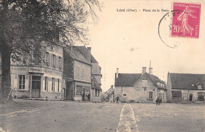 Carte postale ancienne Lere - Place De La Poste