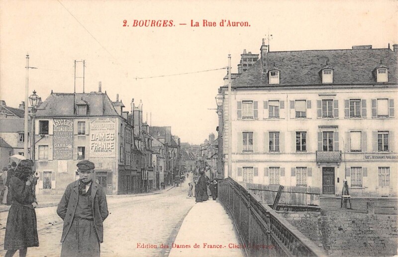 Carte postale ancienne Bourges - La Rue D'Auron à Bourges