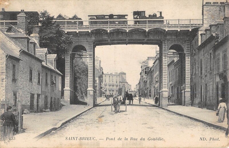 Carte postale ancienne Saint Brieuc - Pont De La Rue Du Gouedic - Train à Saint-Brieuc