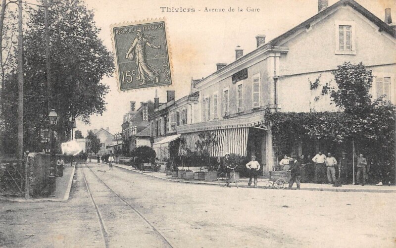 Carte postale ancienne Thiviers - Avenue De La Gare à Thiviers