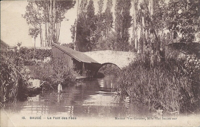 Carte postale ancienne Le Pont des Fées à Baugé-en-Anjou