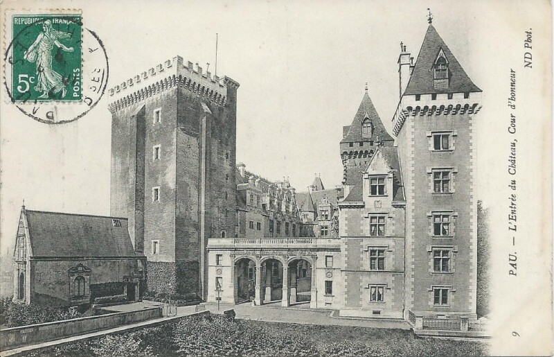 Carte postale ancienne L'Entrée du Château, Cour d'Honneur à Pau