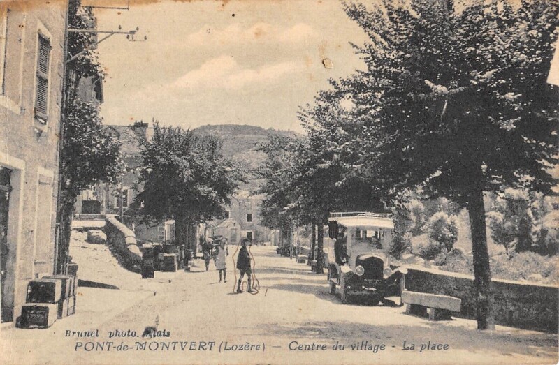 Carte postale ancienne Pont De Montvert - Centre Du Village - La Place