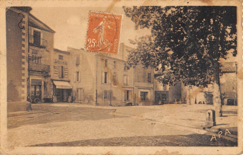 Carte postale ancienne Ginestas - Place Du Marche - Verso Prisonniers De Guerre à Ginestas