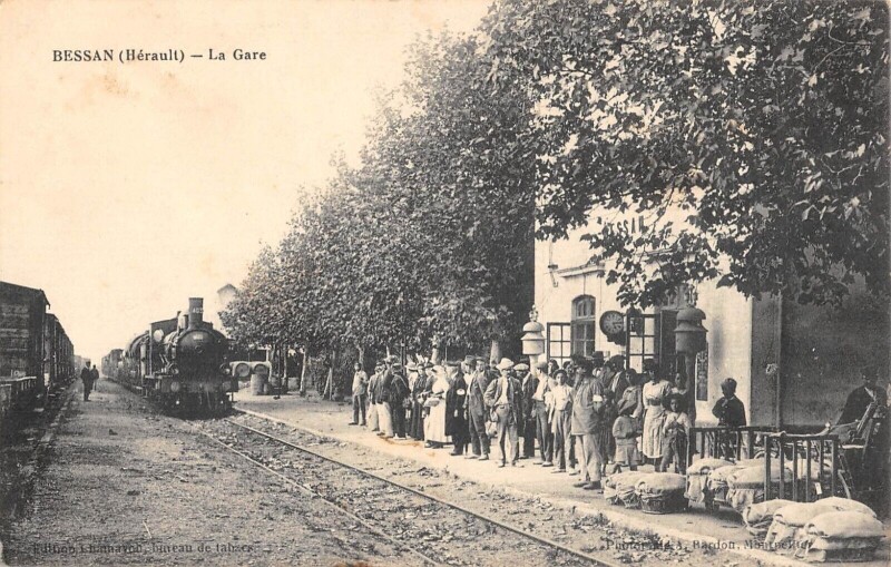 Carte postale ancienne Bessan - La Gare - Train à Bessan
