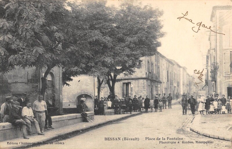 Carte postale ancienne Bessan - La Place De La Fontaine à Bessan