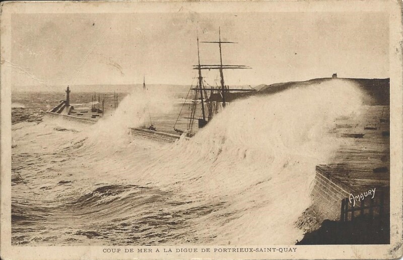 Carte postale ancienne Coup de Mer à la Digue à Saint-Quay-Portrieux
