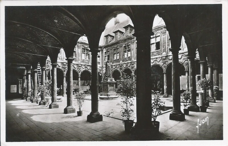 Carte postale ancienne Cour de l'ancienne Bourse à Lille