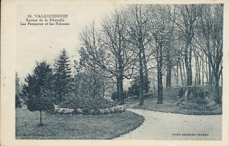 Carte postale ancienne Square des Rhonelle - Les Parterres et les Pelouses à Valenciennes