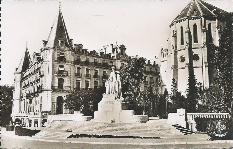 Carte postale ancienne Le Monument aux morts et l'église Saint-Martin à Pau