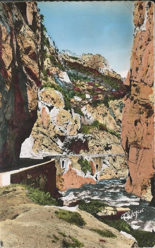 Carte postale ancienne Les Gorges de l'Aude - Le Route dans le Défilé de Pierre-Lys à Quillan