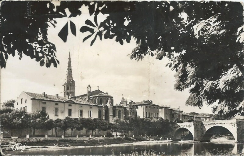 Carte postale ancienne L'Eglise St Martin et le Pont sur l'Aude à Limoux