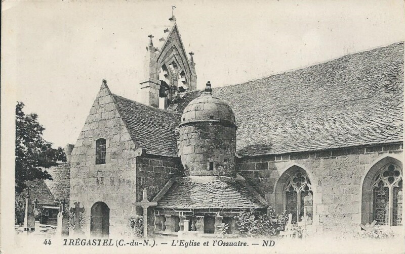 Carte postale ancienne L'Eglise et l'Ossuaire à Trégastel