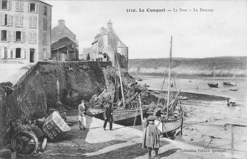 Carte postale ancienne Le Conquet - Le Port - La Douane au Conquet