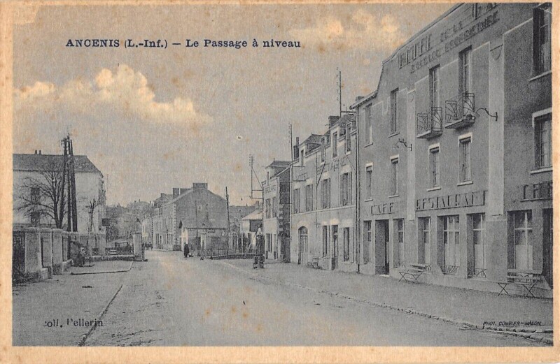 Carte postale ancienne Ancenis - Le Passage A Niveau - cliché rare