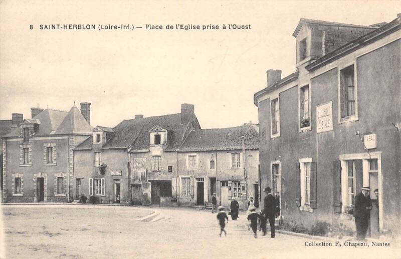 Carte postale ancienne Saint Herblon - Place De L'Eglise Prise A L'Ouest - Tabac