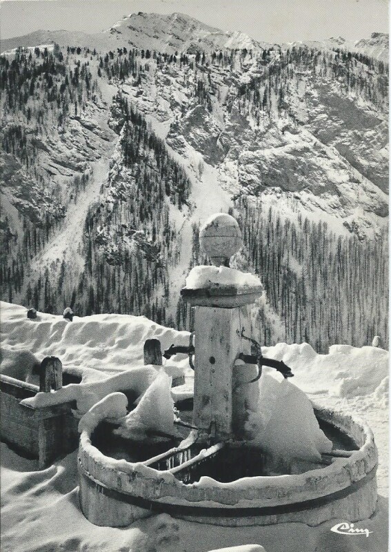 Carte postale ancienne La Fontaine du Châtelet à Saint-Véran