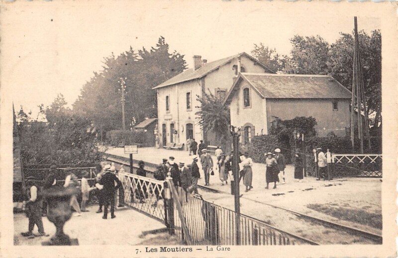 Carte postale ancienne Les Moutiers - La Gare