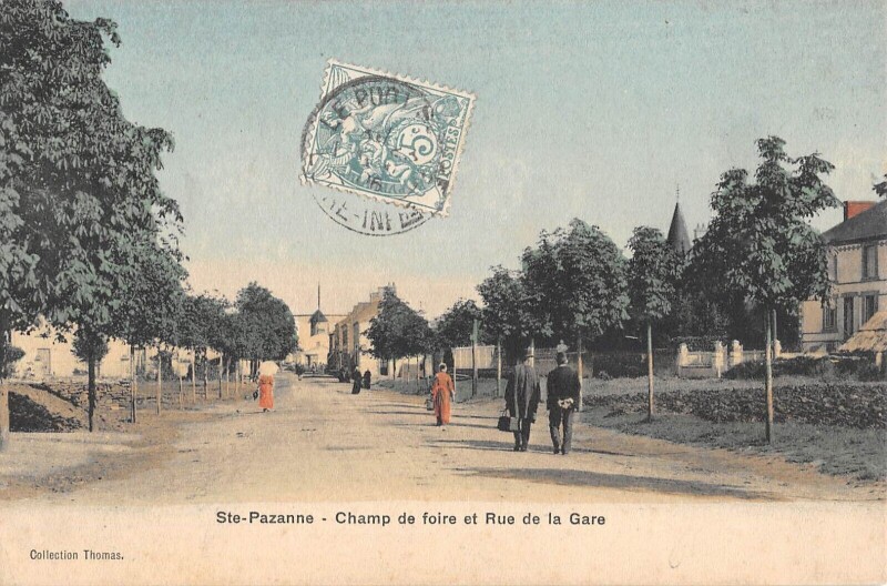 Carte postale ancienne Sainte Pazanne - Champ De Foire Et Rue De La Gare à Sainte-Pazanne
