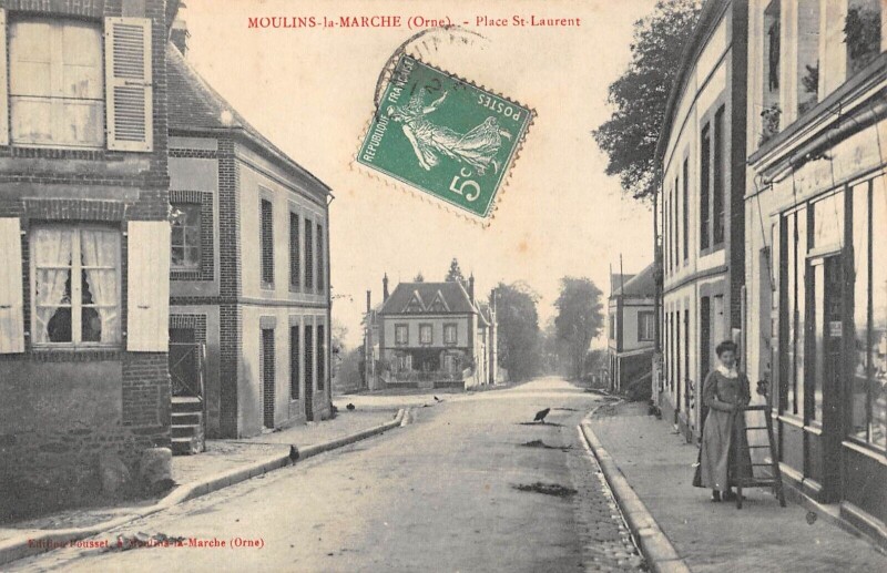 Carte postale ancienne Moulins La Marche - Place Saint Laurent à Moulins-la-Marche