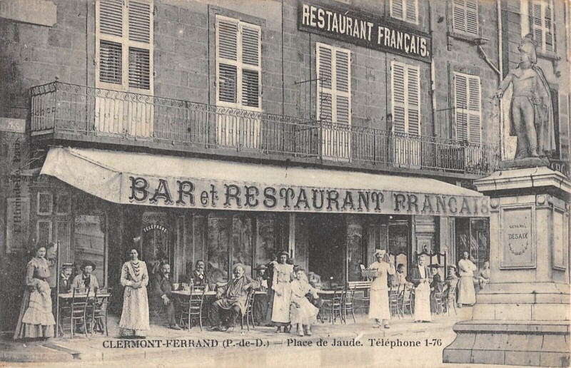 Carte postale ancienne Clermont Ferrand / Place De Jaude / Bar Restaurant Francais à Clermont-Ferrand