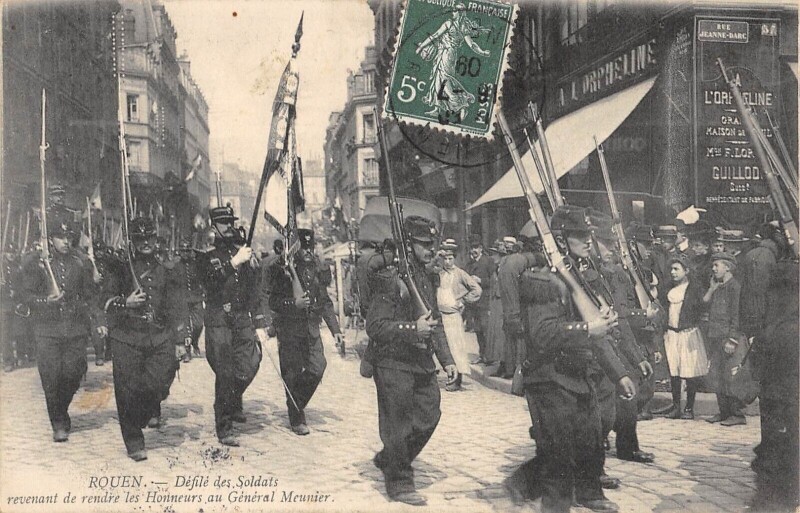Carte postale ancienne Rouen - Defile Des Soldats Revenant De Rendre Les Honneurs Au General Meu à Rouen