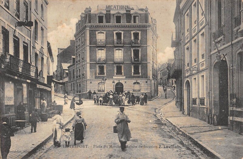 Carte postale ancienne Le Treport - Place Du Marche - Maison De Location Z.levillain