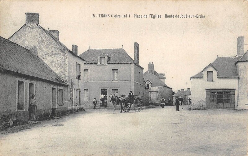 Carte postale ancienne Trans - Place De L'Eglise - Route De Joue Sur Erdre
