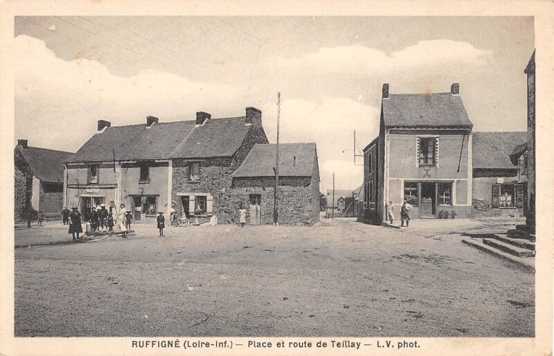 Carte postale ancienne Ruffigne - Place Et Route De Teillay