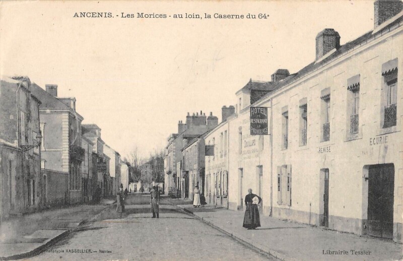 Carte postale ancienne Ancenis - Les Morices - Au Loin La Caserne Du 64e