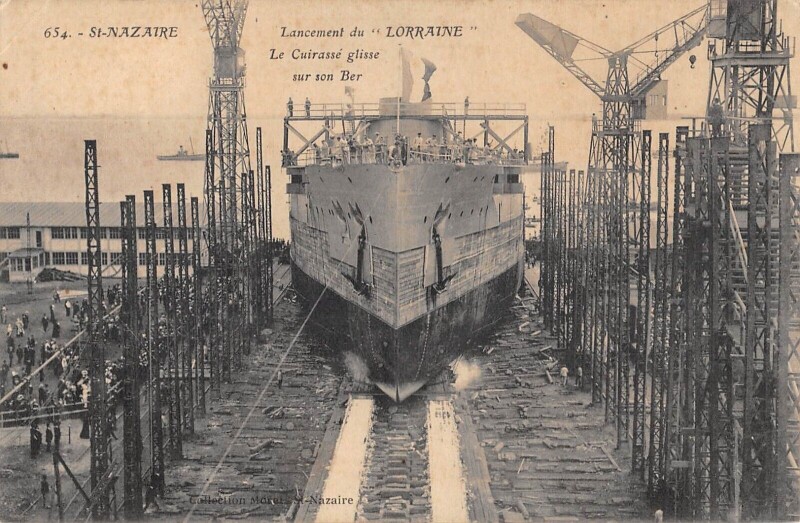 Carte postale ancienne Saint Nazaire - Lancement Du Lorraine - Le Cuirasse Glisse Sur Son Ber à Saint-Nazaire